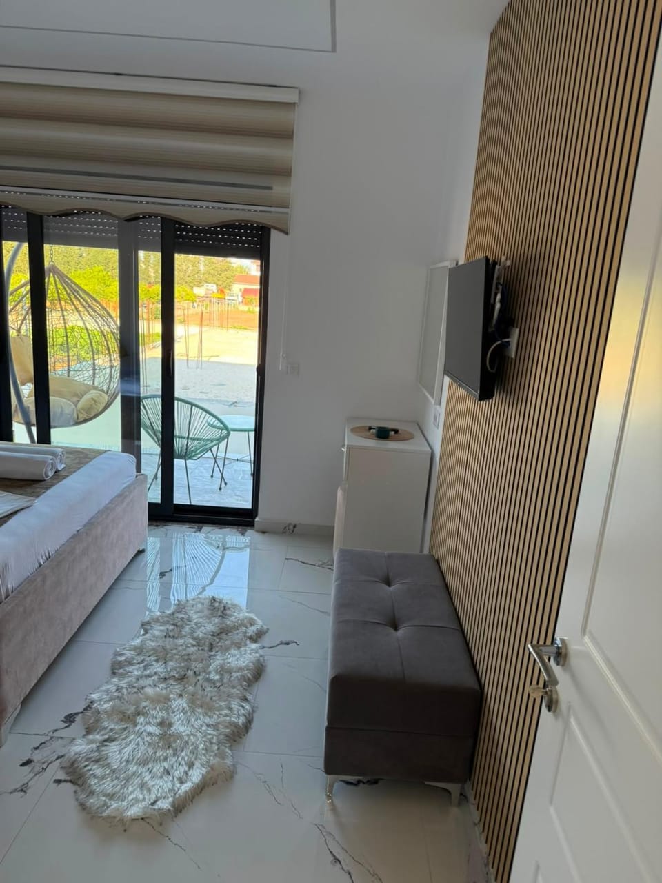 Communal lounge/ TV room, TV and multimedia, Seating area, air conditioner