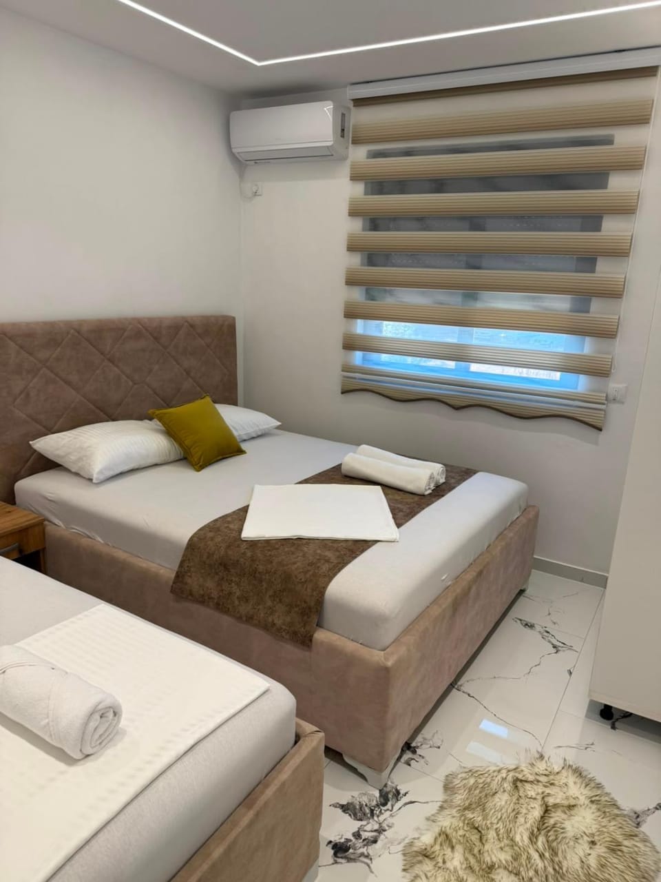Bed, Photo of the whole room, towels, air conditioner