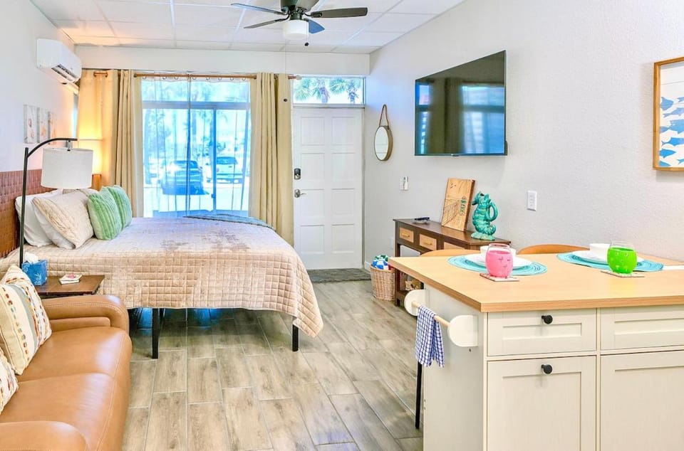 Steps to Gulf - Waterfront - Pool Apartment in Redington Shores