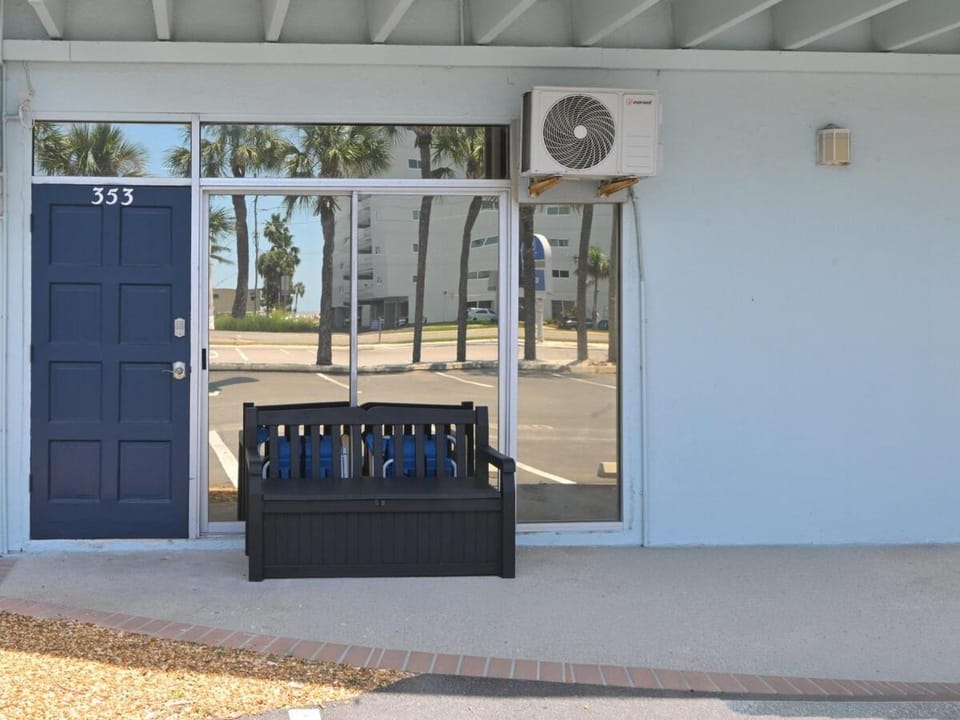Steps to Gulf - Waterfront - Pool Apartment in Redington Shores
