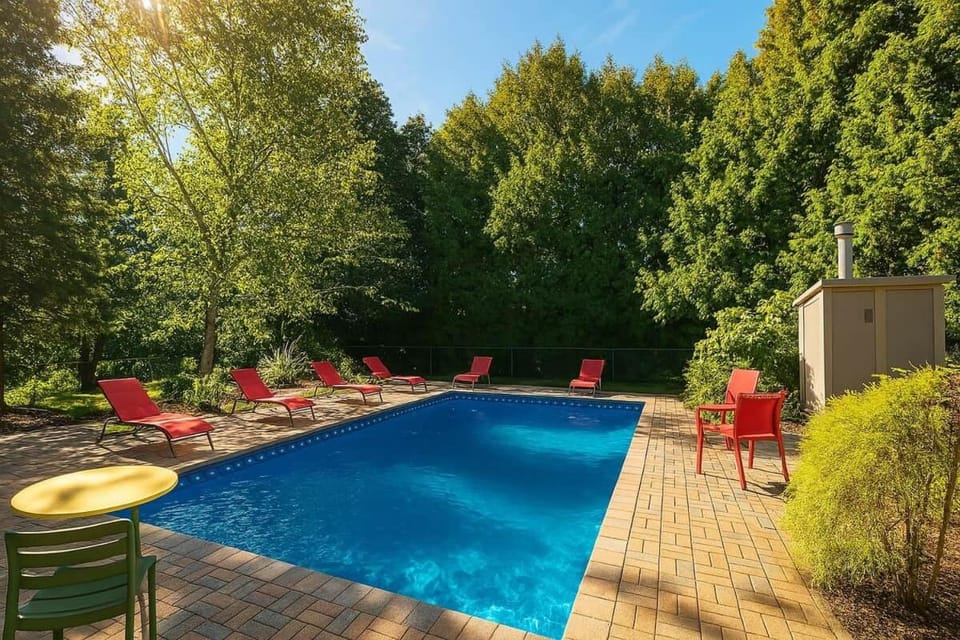 10 Acre Farmhouse with Pool Plus 5 Bedrooms and 3 Baths House in Newmarket