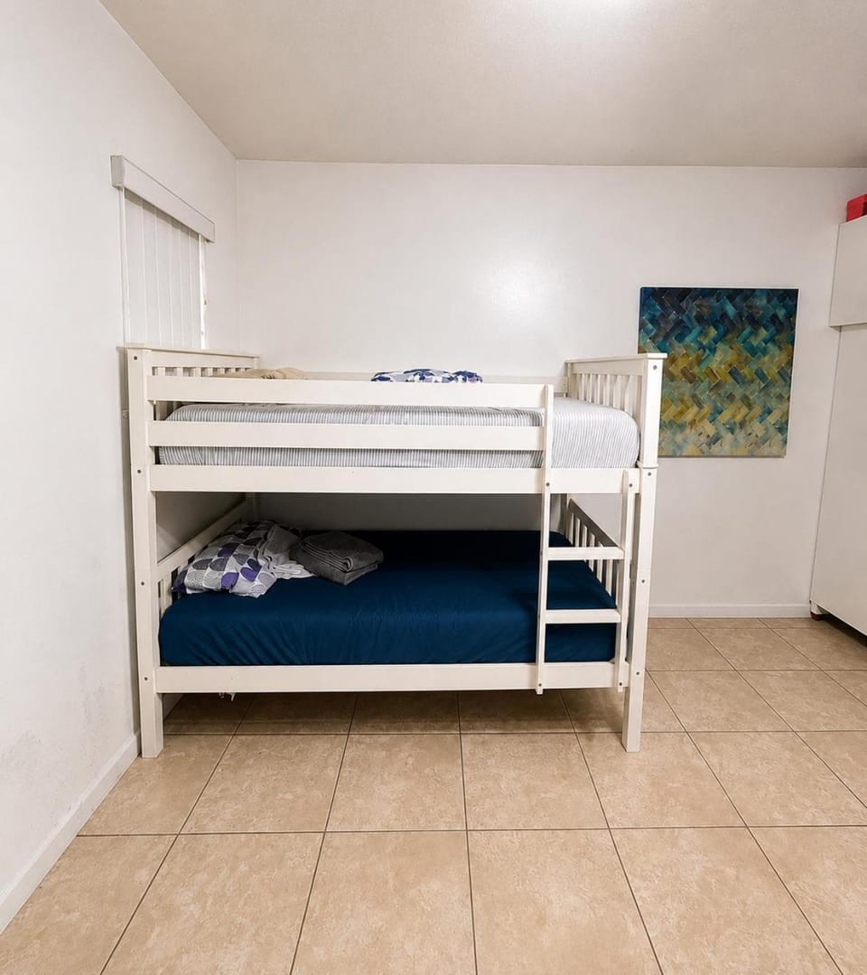 Bedroom, bunk bed