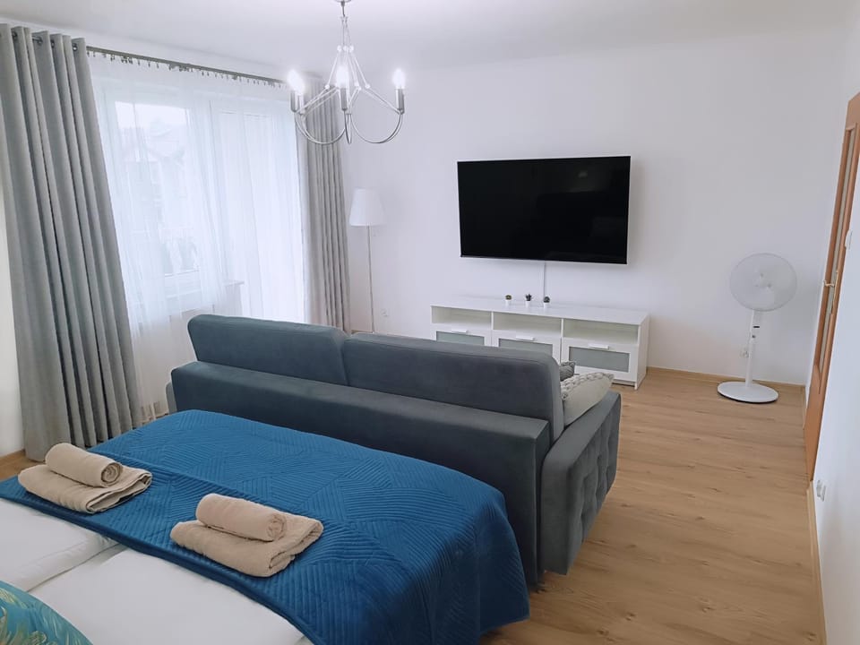 TV and multimedia, Living room, Seating area, Bedroom
