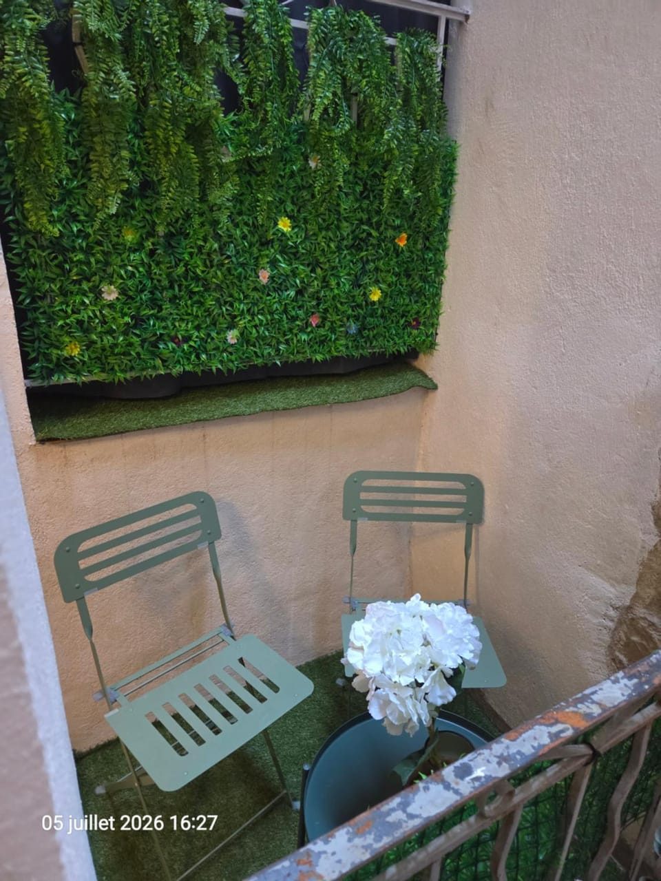 Studio 2P place Saint Didier avec petite terrasse Apartment in Avignon