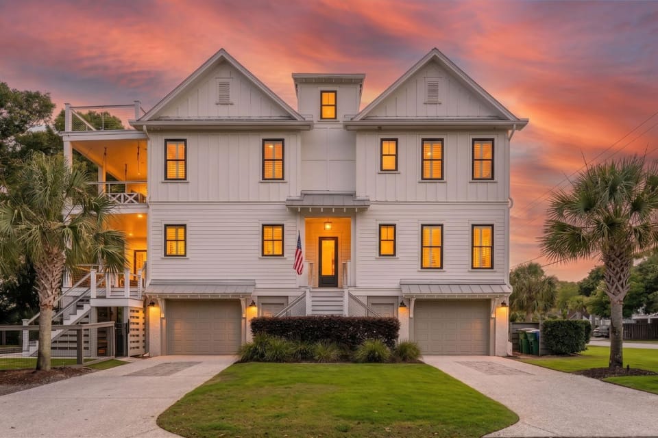 3 39th Avenue Pool & Hot Tub Steps to the Beach Sleeps House in Isle of Palms