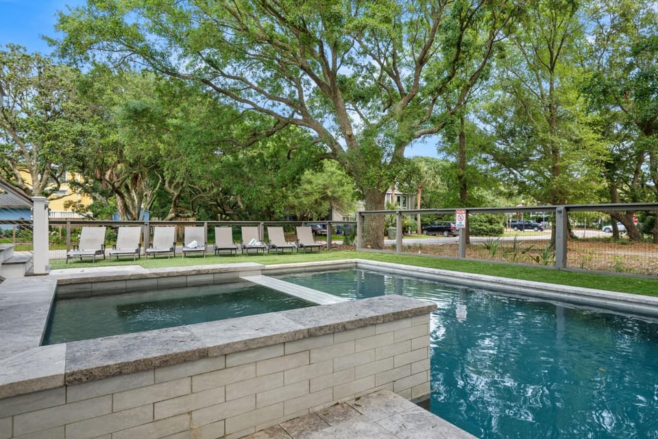 3 39th Avenue Pool & Hot Tub Steps to the Beach Sleeps House in Isle of Palms