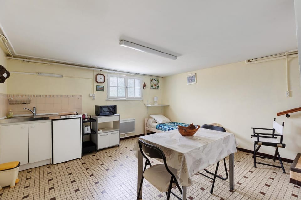 Kitchen or kitchenette, Living room