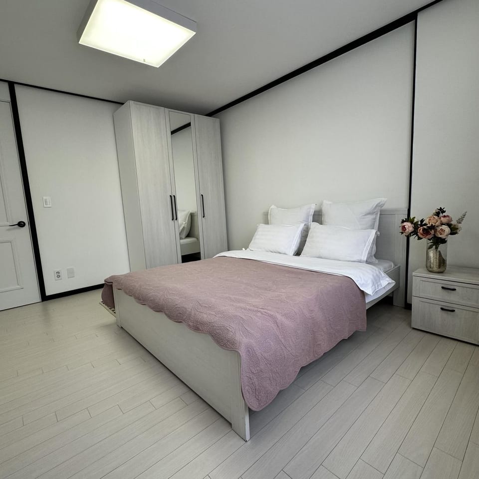 Bed, Photo of the whole room, Bedroom, locker, wardrobe