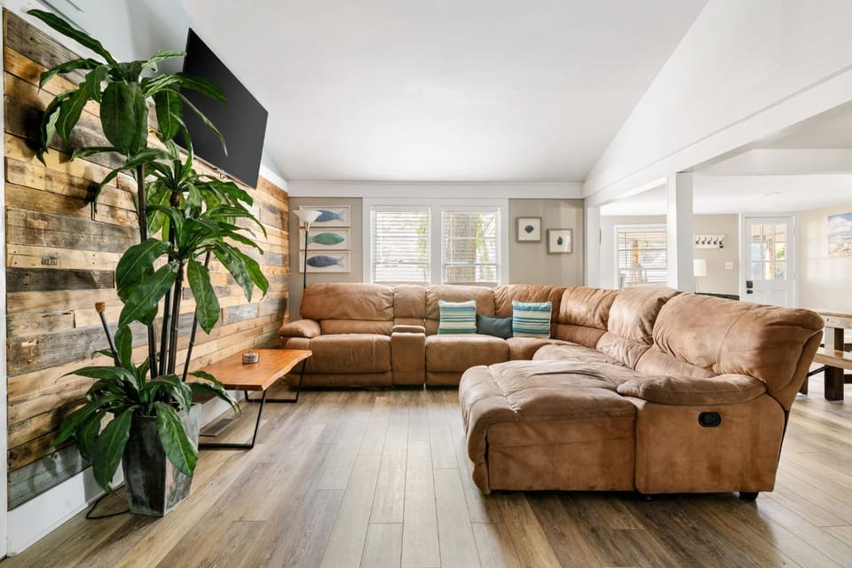 Charming Beach Bungalow - Minutes to the Beach House in Folly Beach