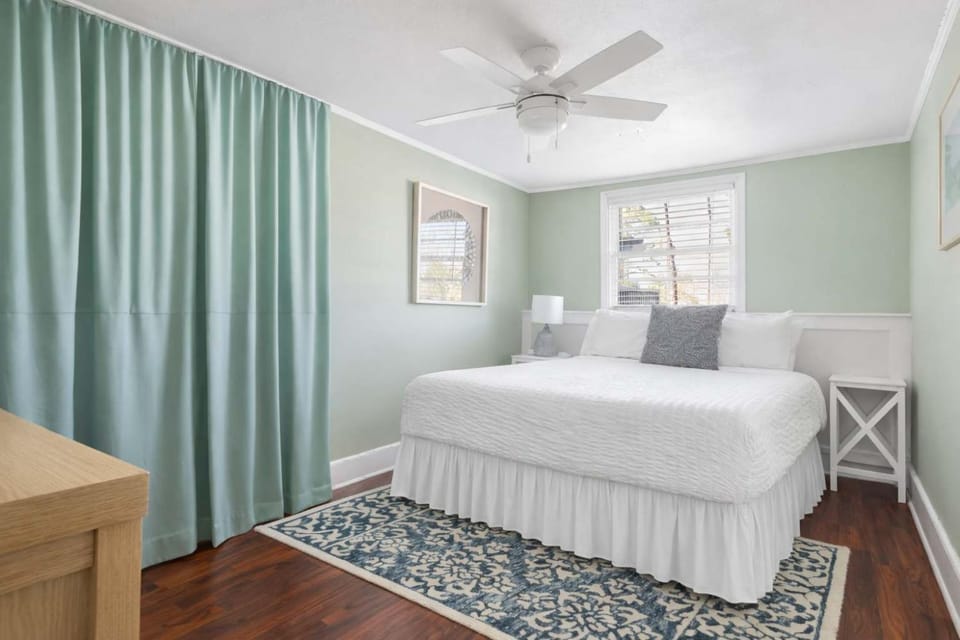 Charming Beach Bungalow - Minutes to the Beach House in Folly Beach