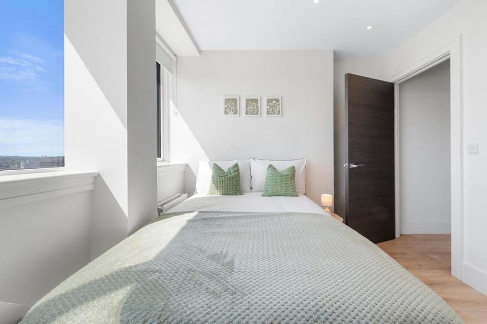 Wembley Stadium Views, Luxe 3BR, 2 min from Underground Apartment in Wembley