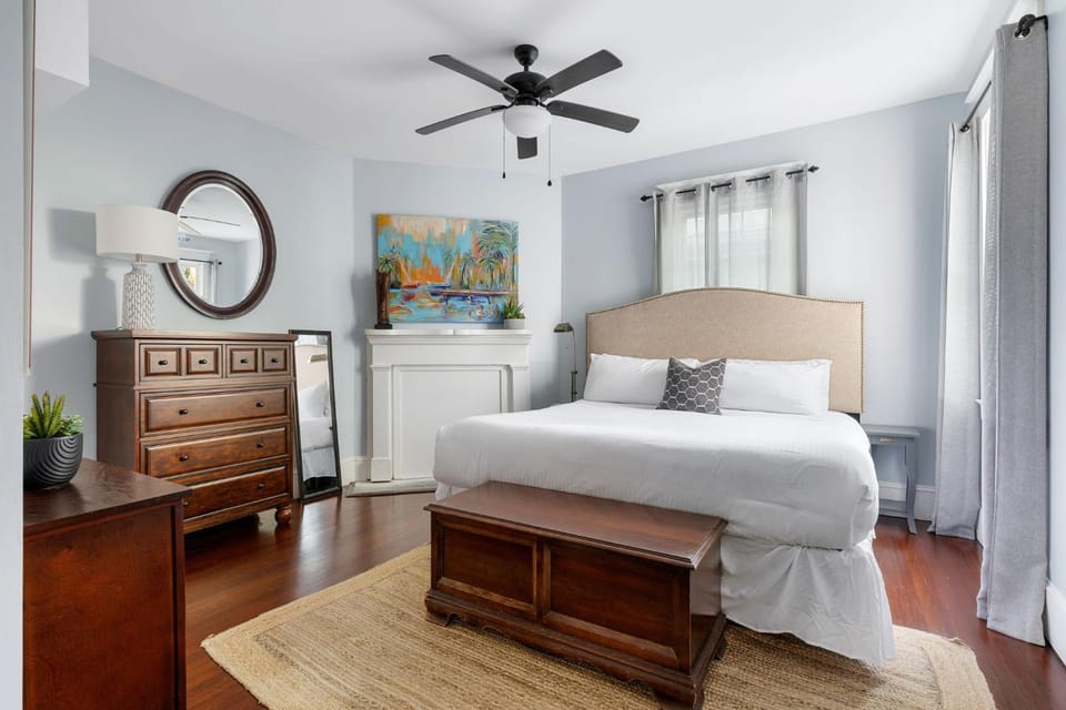 2nd floor suite sleeps 6 guests House in Charleston