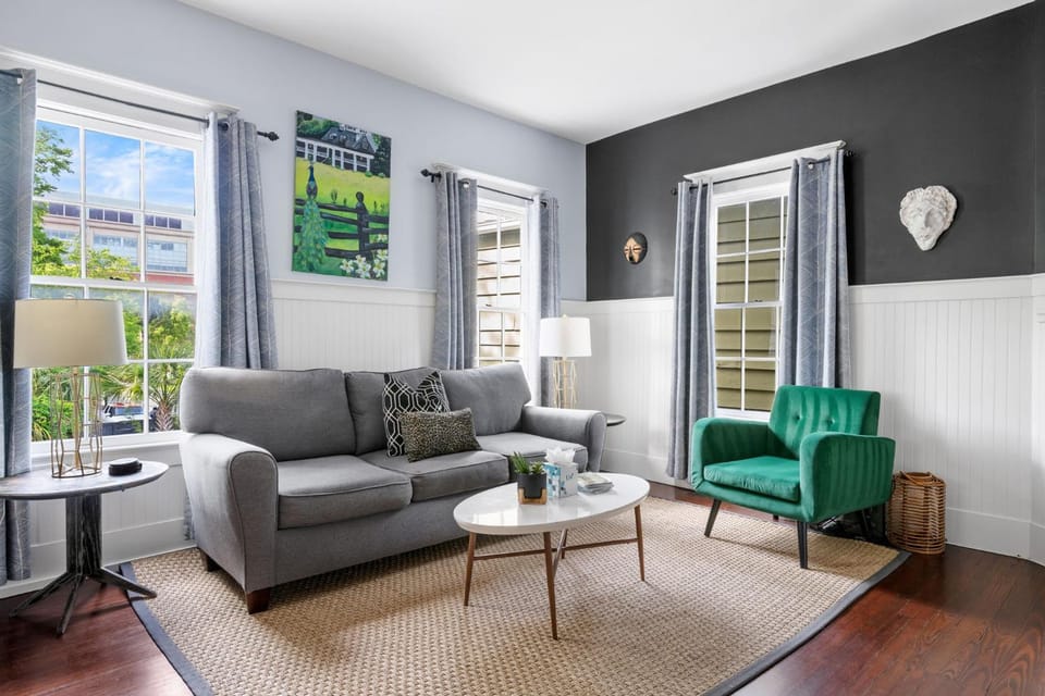 2nd floor suite sleeps 6 guests House in Charleston