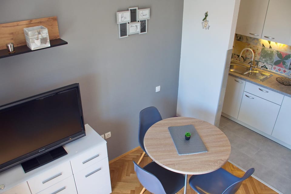 TV and multimedia, Kitchen or kitchenette, Seating area, Dining area, Communal kitchen