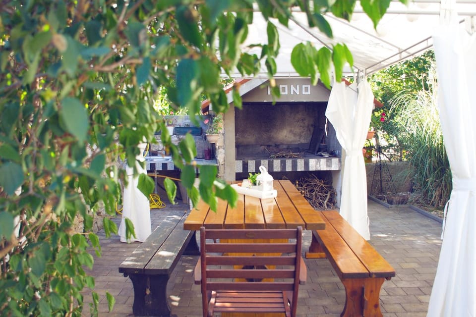 Patio, Day, BBQ facilities, Garden, Dining area, Garden view