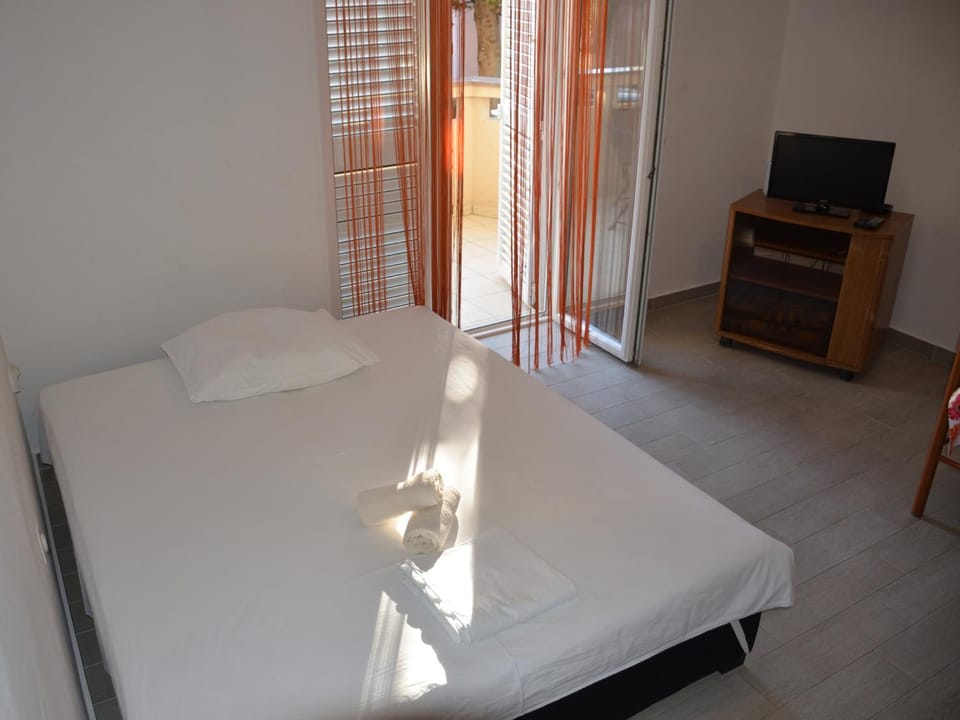 Bed, TV and multimedia, Bedroom