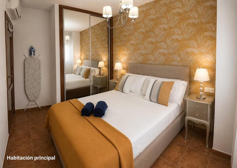 Photo of the whole room, Bedroom