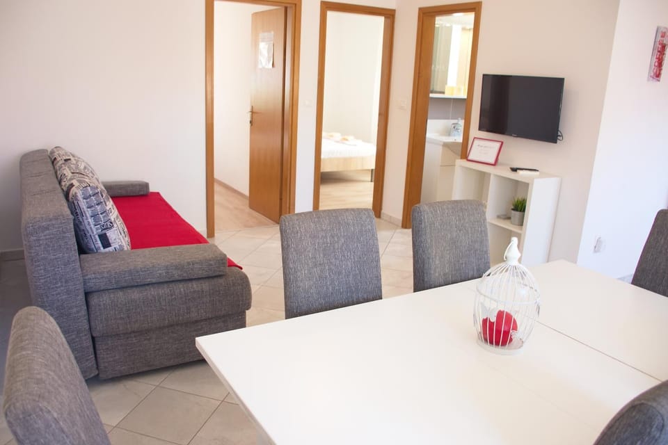 Communal lounge/ TV room, TV and multimedia, Living room, Seating area, Dining area, Evening entertainment