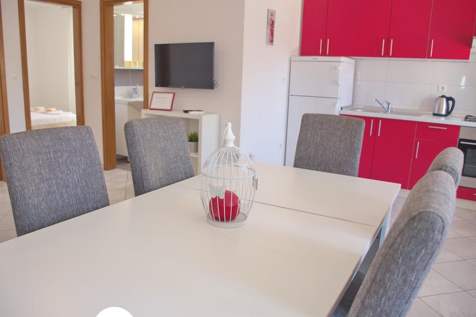 Coffee/tea facilities, Kitchen or kitchenette, Seating area, Dining area, kitchen