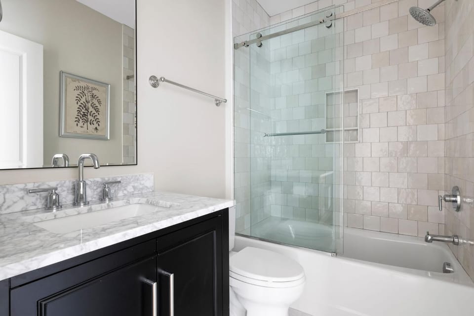 Luxury rental steps to king street rooftop patio House in Charleston