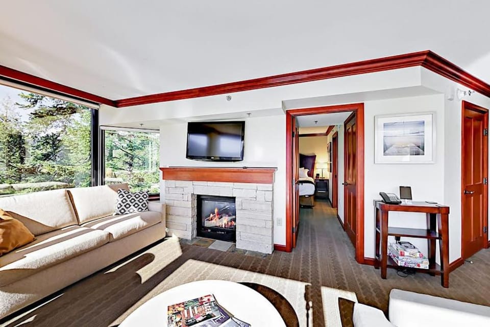 Resort at Squaw Creek remodeled corner unit with amazing views ski-in&ski-out House in Palisades Tahoe (Olympic Valley)
