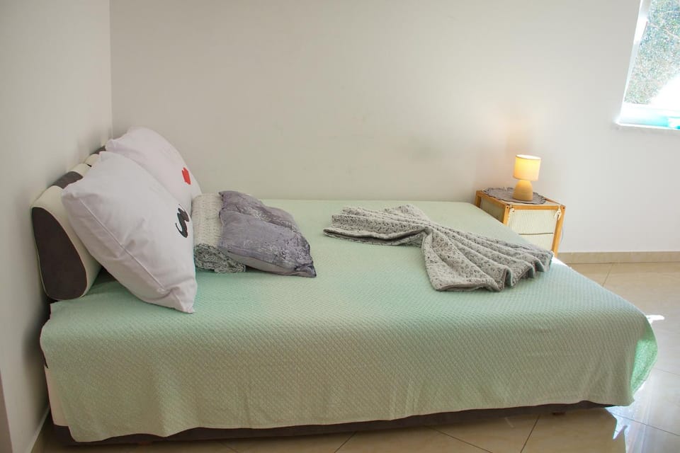Bed, Seating area, Bedroom