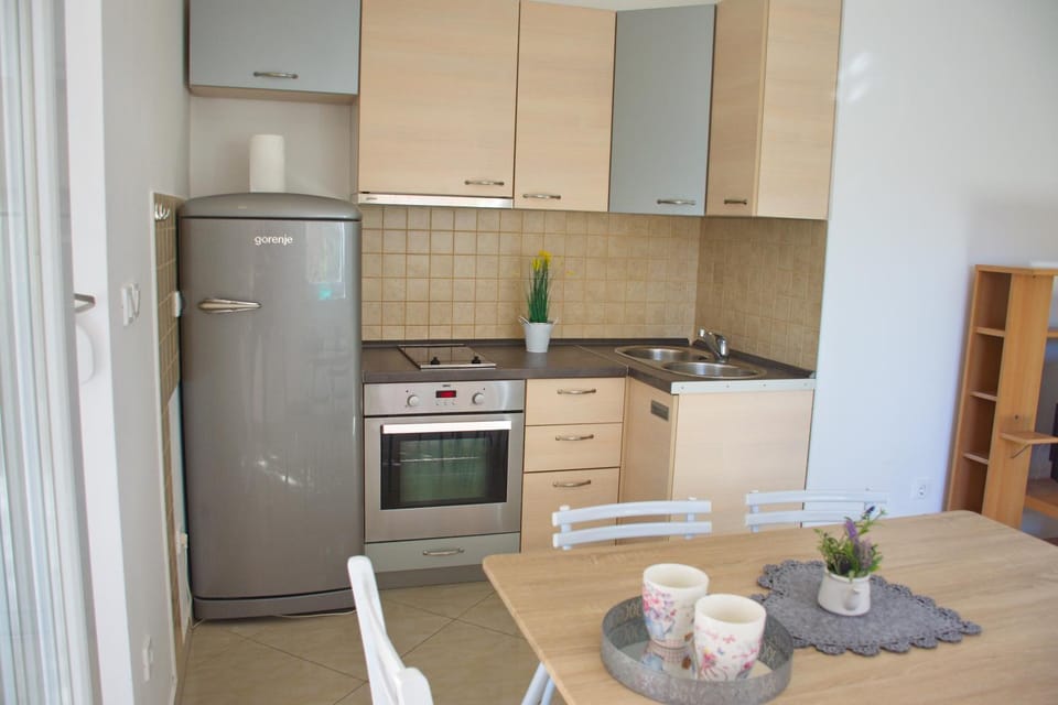Kitchen or kitchenette, Dining area, pet friendly, stove
