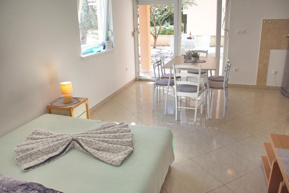 Bed, Living room, Seating area, Dining area, Bedroom