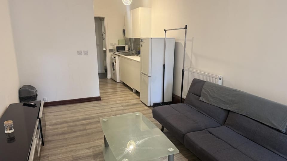Kitchen or kitchenette, Seating area, dishwasher
