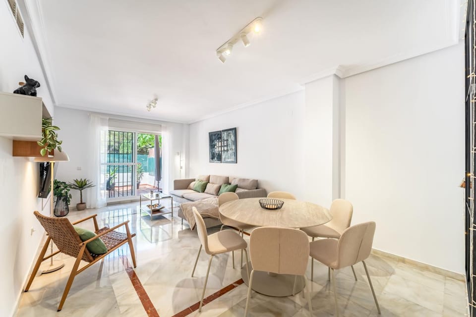 TV and multimedia, Living room, Seating area, Dining area