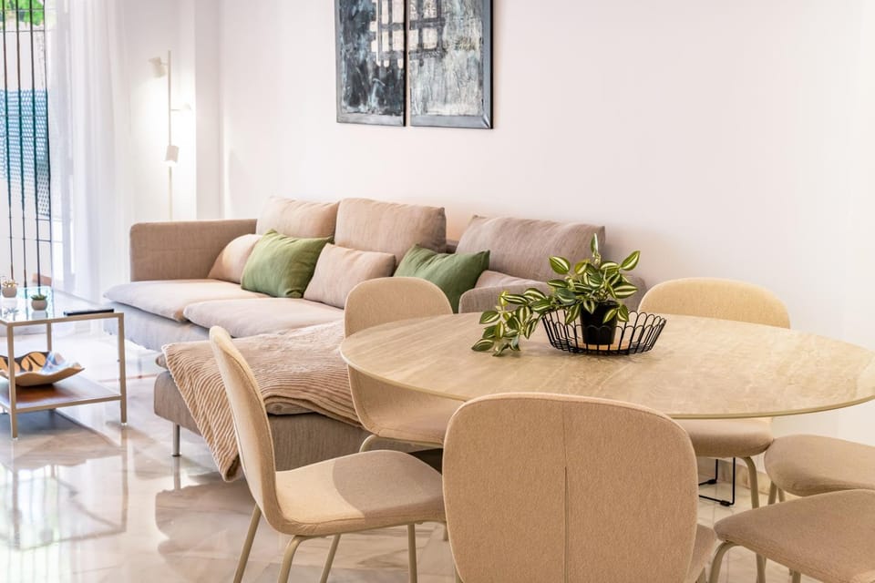 TV and multimedia, Living room, Seating area, Dining area