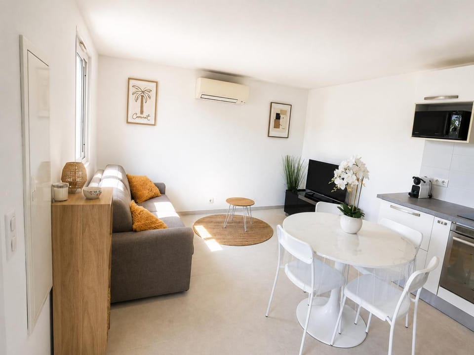 TV and multimedia, Living room, Seating area, Dining area, air conditioner