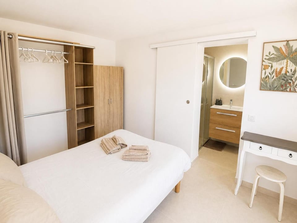 Bed, Photo of the whole room, Bedroom, wardrobe