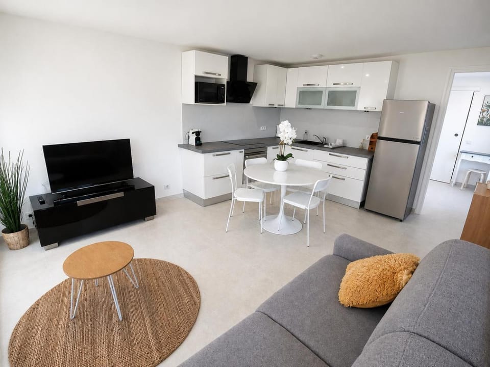 TV and multimedia, Kitchen or kitchenette, Dining area, oven, stove