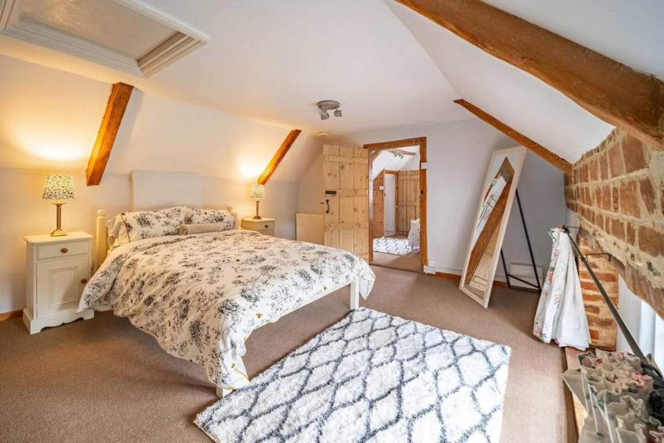Swift Host - Hockham Cottage - Sleeps 4 - Pet Friendly - Enclosed Garden - Characterful House in Breckland District