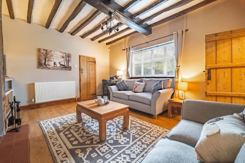 Swift Host - Hockham Cottage - Sleeps 4 - Pet Friendly - Enclosed Garden - Characterful House in Breckland District