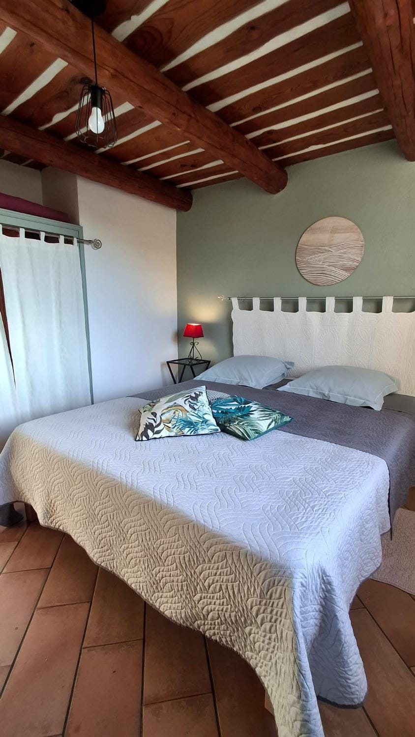 Photo of the whole room, Bedroom