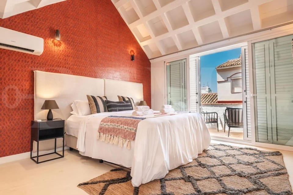 Peaceful 4BR Townhouse with Rooftop Terrace REMS Apartment in Malaga