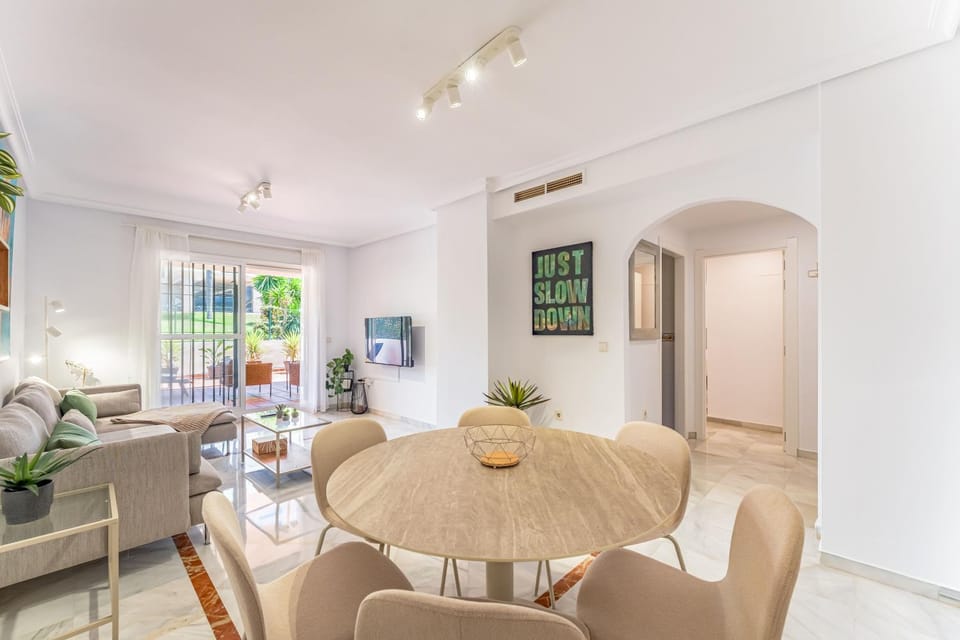 TV and multimedia, Living room, Seating area, Dining area, air conditioner