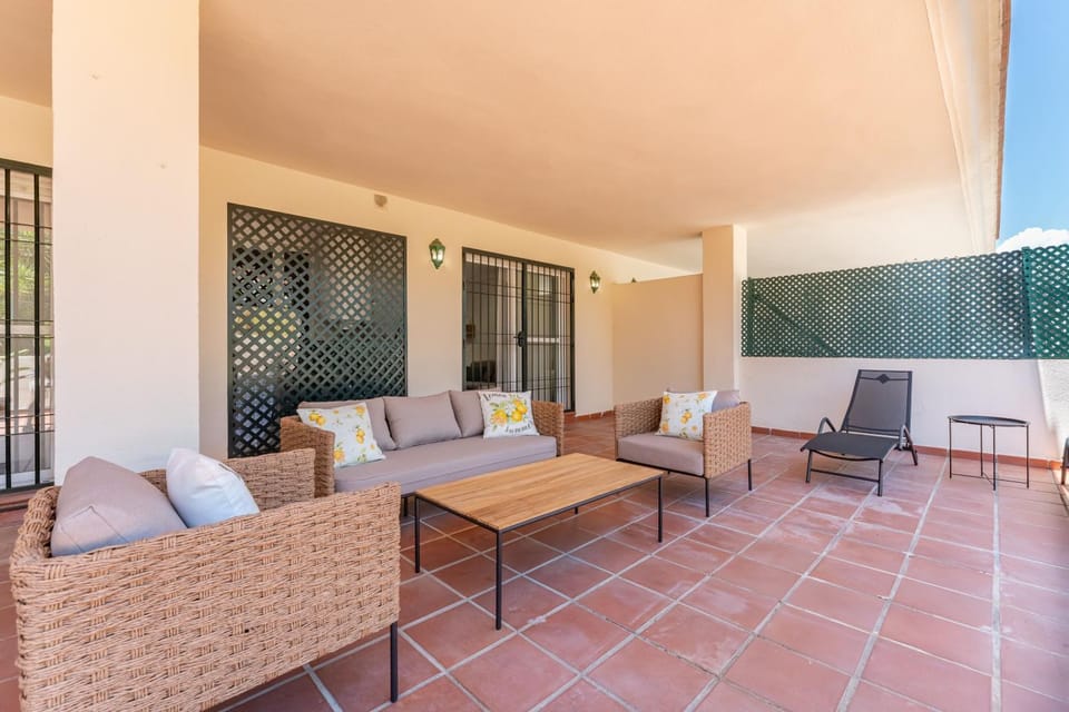 Patio, Day, Garden, Solarium, Balcony/Terrace, sunbed