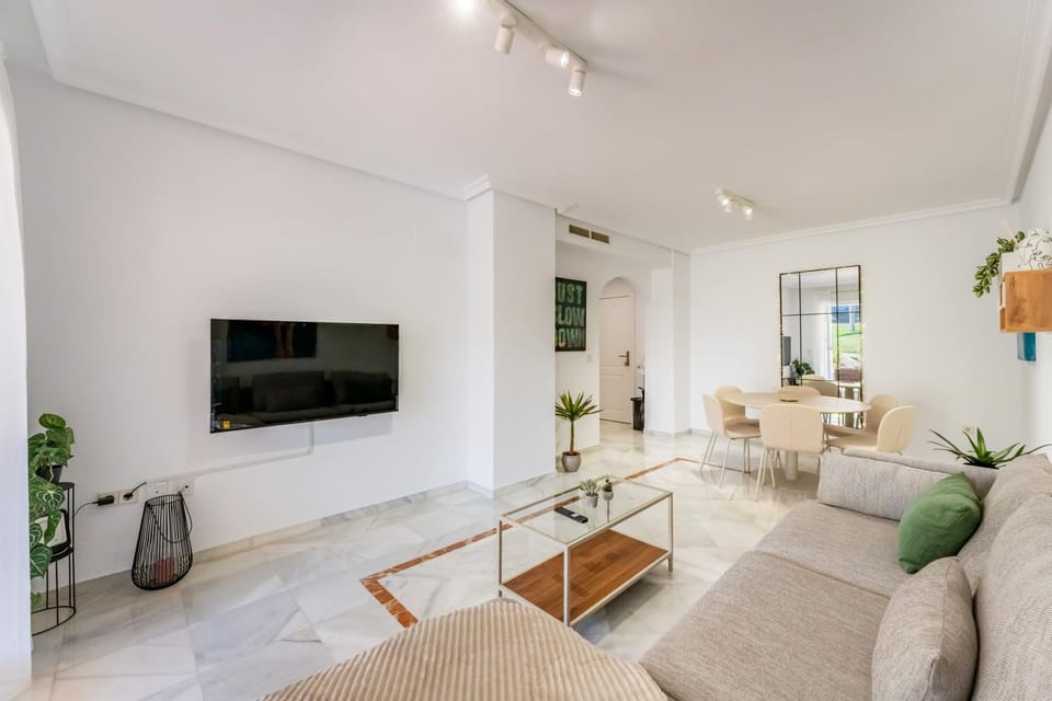 TV and multimedia, Living room, Seating area, Dining area