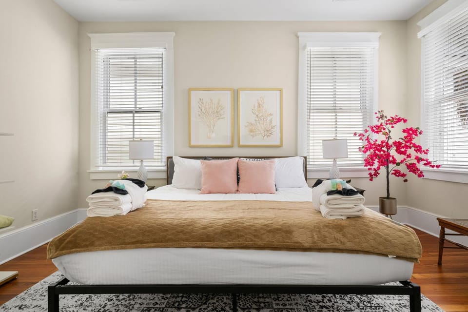 Downtown Family-Friendly Home By Restaurants Apartment in Charleston