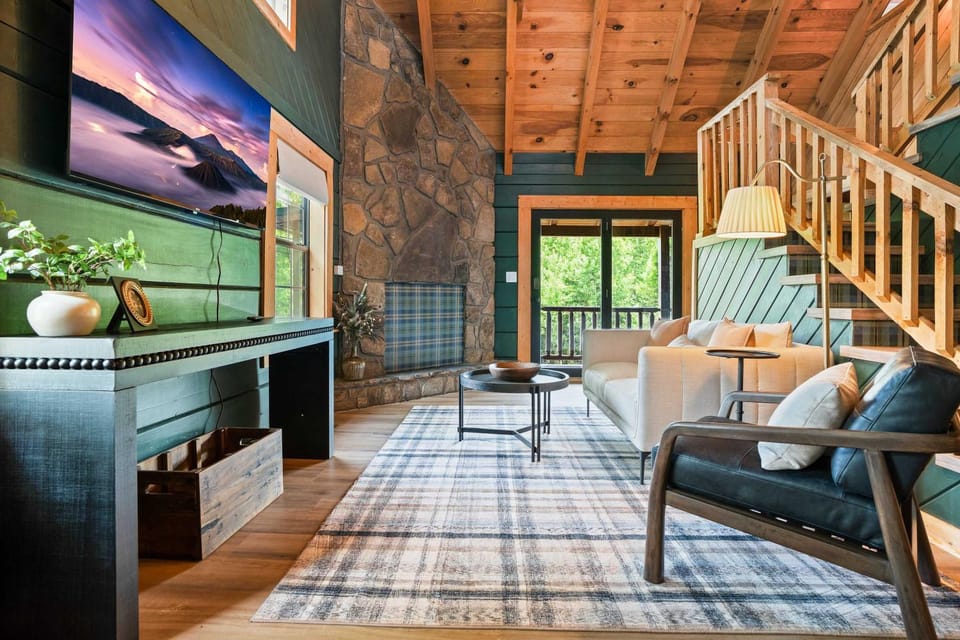 Pet-Friendly Cabin Near Dollywood Hot Tub Arcade Cabin in Pigeon Forge