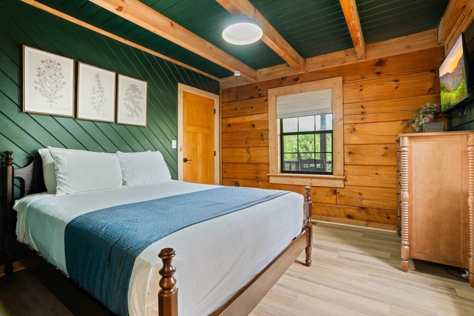 Pet-Friendly Cabin Near Dollywood Hot Tub Arcade Cabin in Pigeon Forge