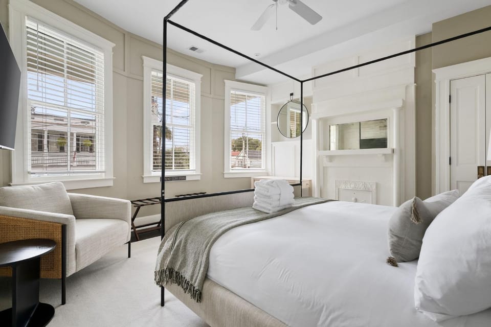 The Gardenia House Unit B Sleeps 13 Apartment in Charleston