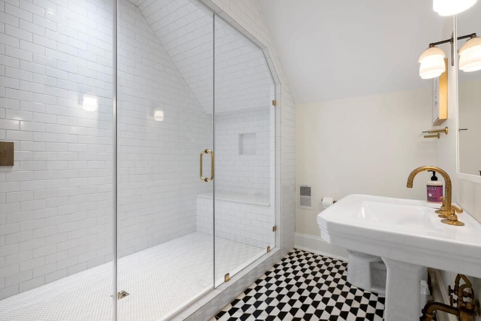 The Gardenia House Unit B Sleeps 13 Apartment in Charleston
