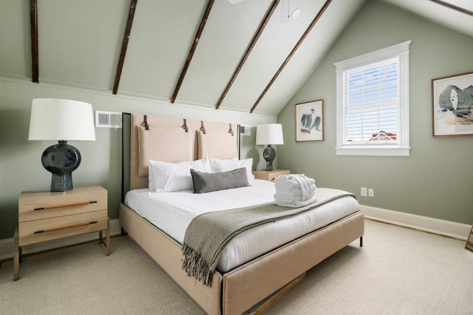 The Gardenia House Unit B Sleeps 13 Apartment in Charleston
