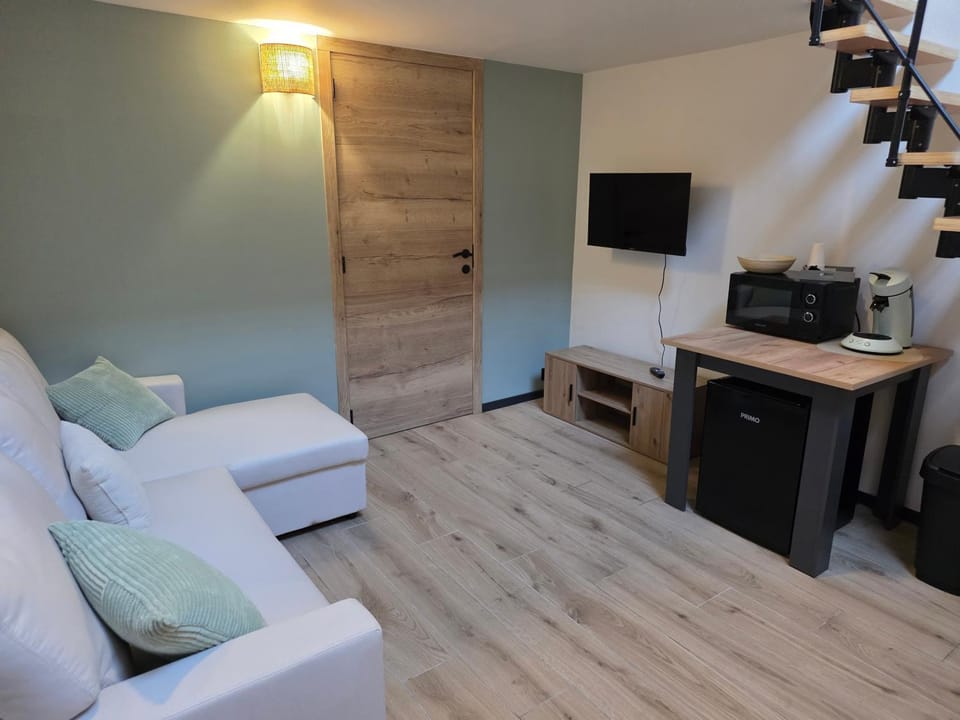 L oasis de Détente - le Cocon - gîte 4 personnes avec 1h d accès à la piscine privée et terrasse aménagée par nuit réservée - climatisation - à 2km de Pairi Daiza Apartment in Hauts-de-France