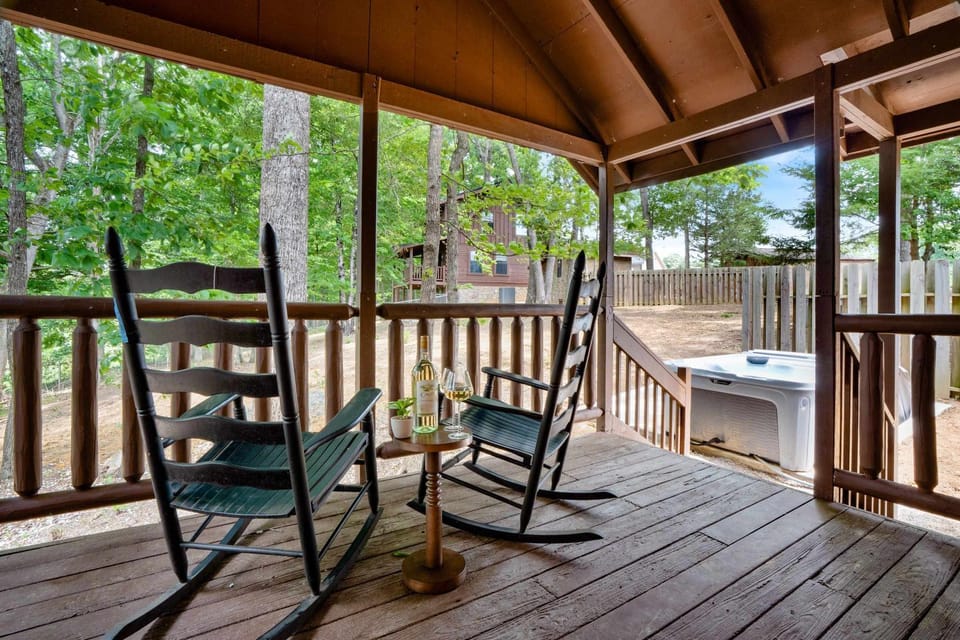 Pet-Friendly Smoky Cabin Hot Tub Near Dollywood Cabin in Pigeon Forge