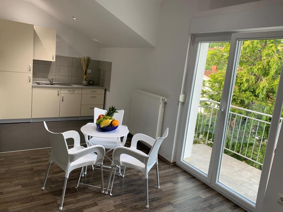 View (from property/room), Balcony/Terrace, Kitchen or kitchenette, Dining area, Garden view